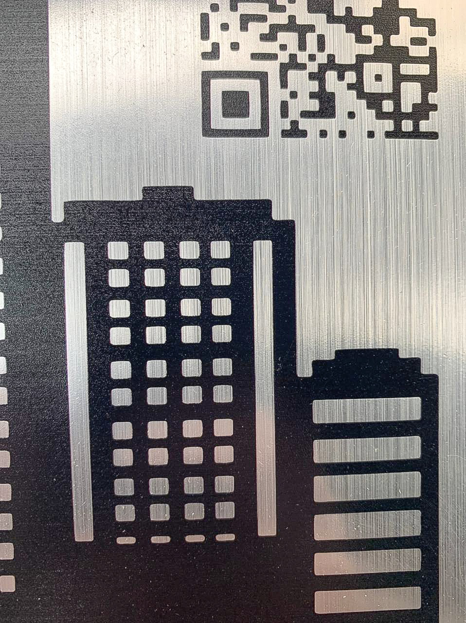 наклейка с QR-кодом на серебряной плёнке, печать в Ростове-на-Дону